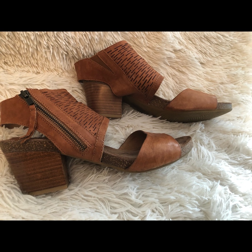 Sooft Street Ware Sandals Sz11